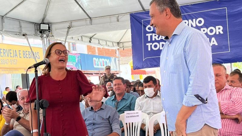 Prefeitos do partido de Bolsonaro sobem em palanque de Rui Costa