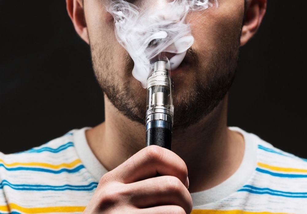 Uso de cigarros eletrônicos entre adolescentes põe colégios em alerta