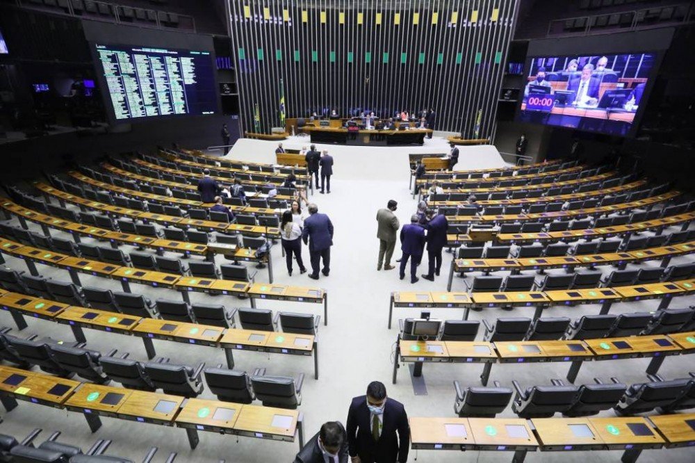 Câmara pode votar PEC que desobriga gasto mínimo em educação por 2 anos