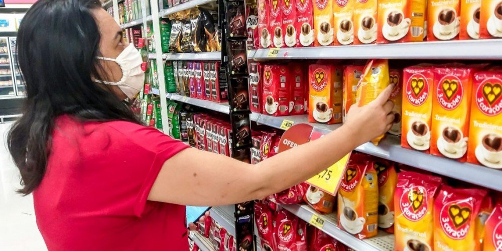 Oito em cada dez brasileiros reduziram compras por causa da inflação