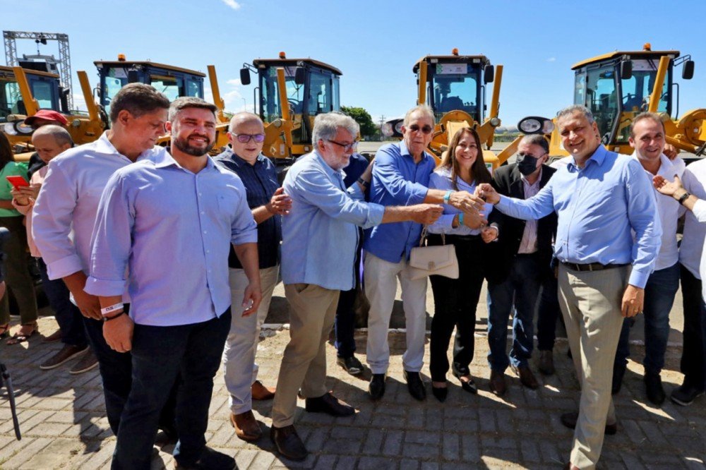 Governo entrega equipamentos e assina convênios para obras na capital e interior