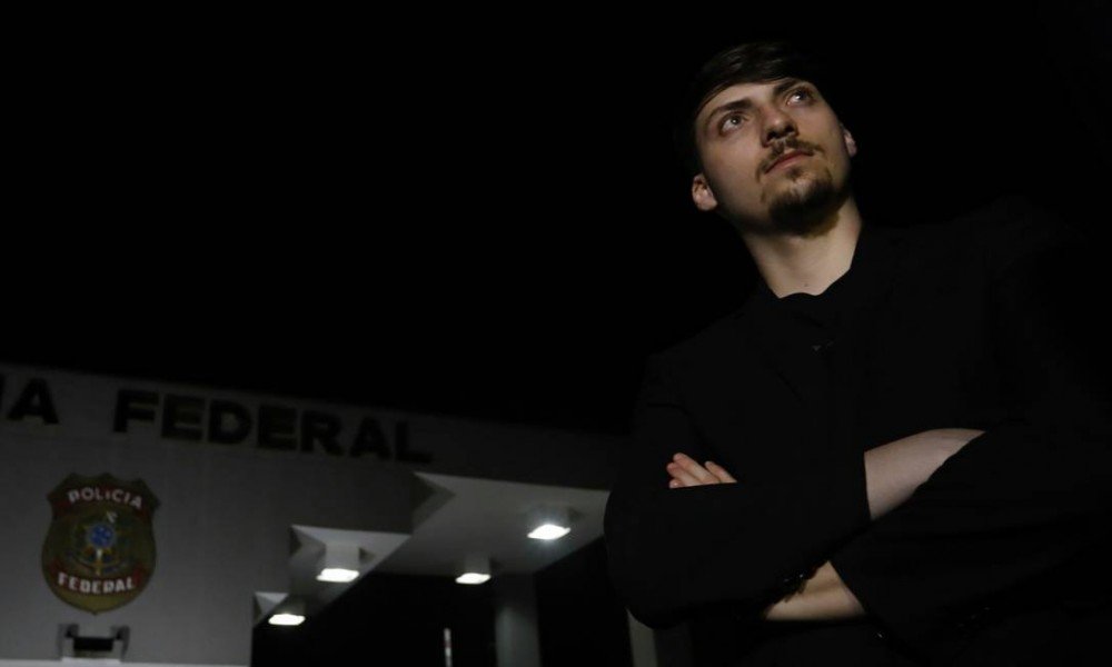 Planalto tentou manter sob sigilo registros de visitas de filho de Bolsonaro e empresário