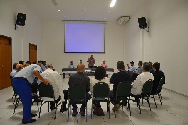 Prefeitura apresenta instituição que cuidará da requalificação do aterro sanitário em reunião com forças empresariais