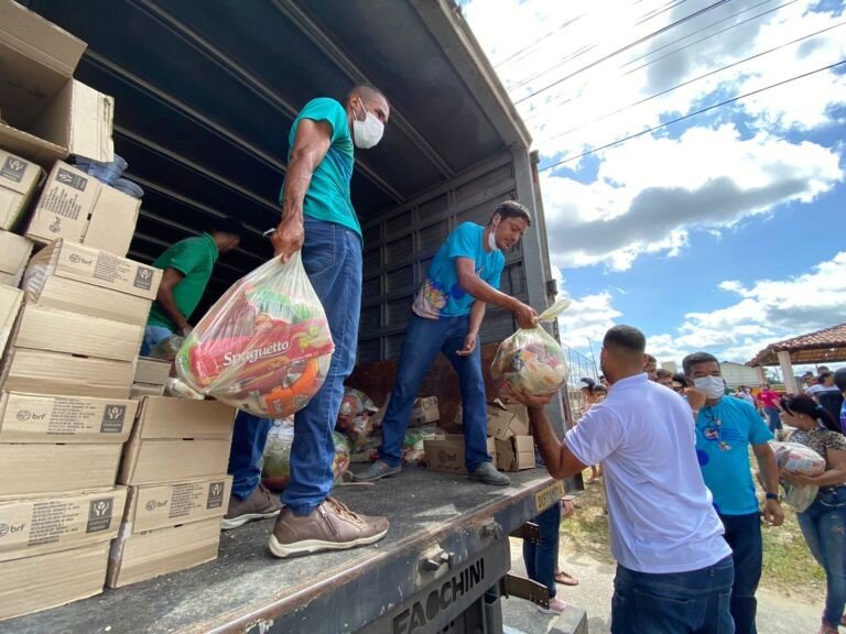 Alagoinhas - Prefeitura distribui mais de 1200 cestas básicas