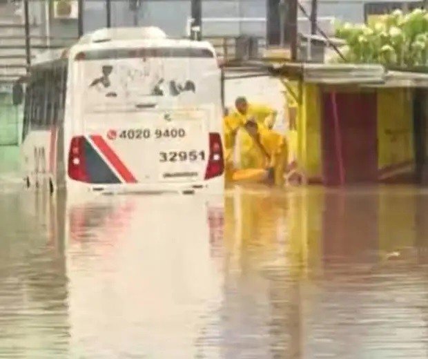 Lauro de Freitas: rua alaga e passageiros ficam presos por mais de 7 horas em ônibus
