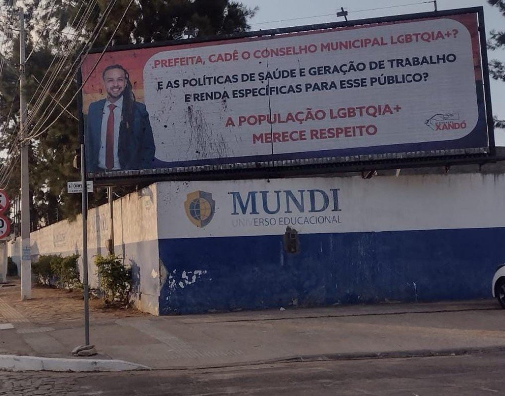 Outdoor que cobra criação de Conselho LGBTQIA+ é vandalizado em Vitória da Conquista