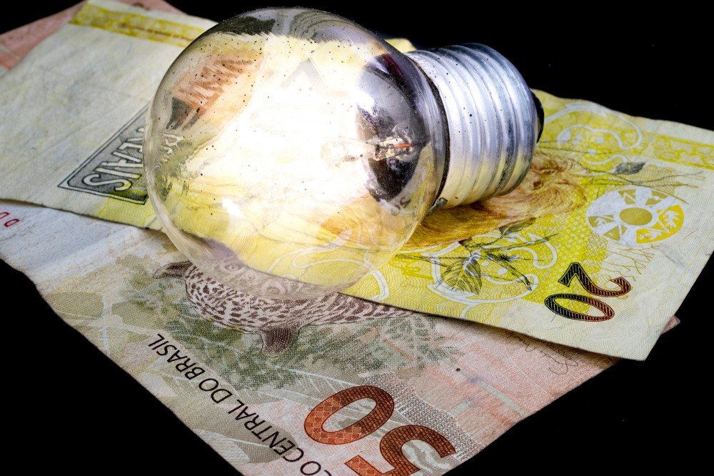Contas de luz: reajustes neste ano chegam a 24%, mas fim da taxa extra deve compensar, diz Aneel
