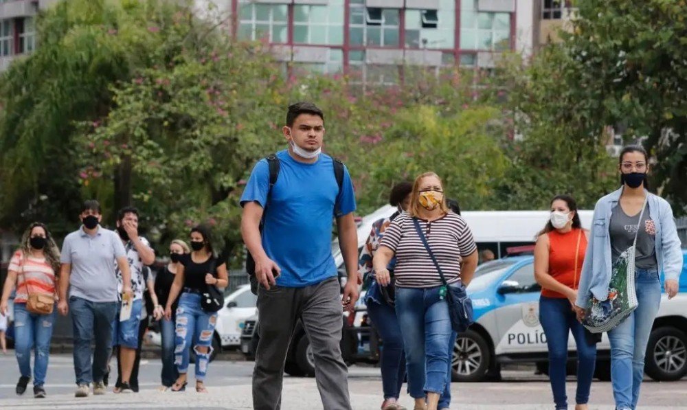 Mesmo sem obrigatoriedade, há quem se mantenha fiel às máscaras