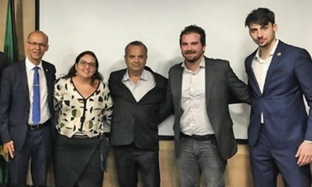 Arquiteta pediu ajuda de Jair Renan para Bolsonaro receber empresários no Planalto, indicam mensagens obtidas pela PF