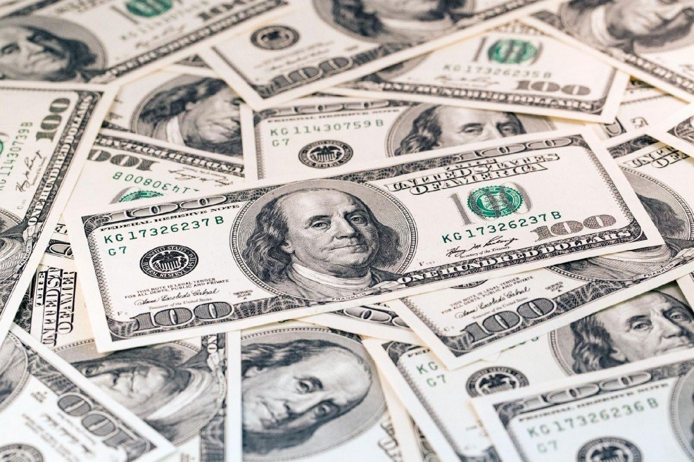 Dólar sobe para R$ 4,87 e fecha no maior valor em um mês