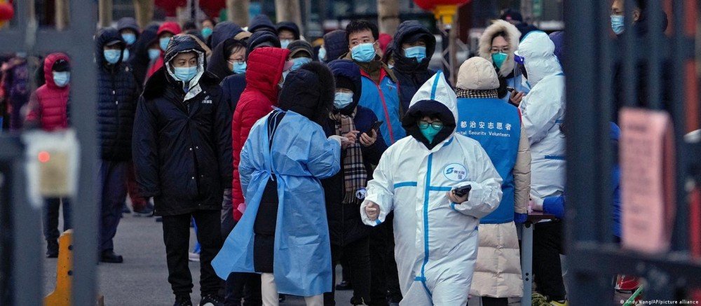 Moradores de Pequim se preparam para nova onda de covid-19