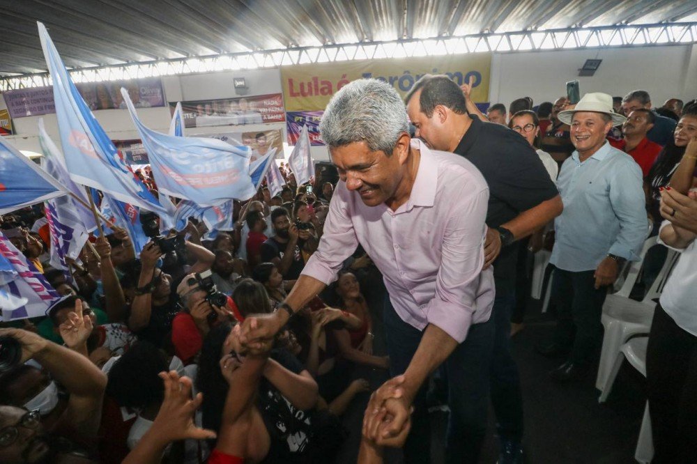 ‘A Bahia não vai voltar ao atraso’, afirma Jerônimo em ato com 23 prefeitos e mais de 20 deputados em Alagoinhas