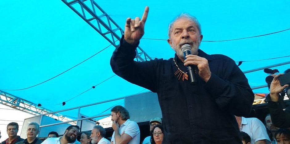 Ônibus da caravana de Lula são atingidos por tiros