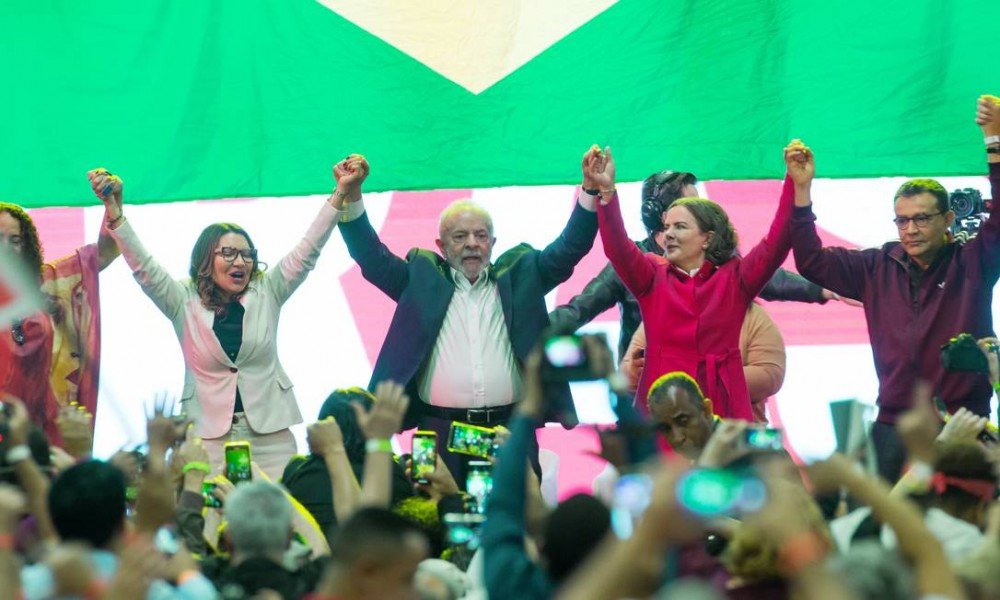 Lançado pré-candidato, Lula critica privatizações, prega união de democratas e diz não ter desejo de vingança
