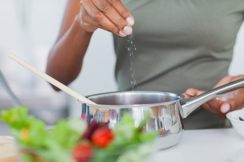Pressão alta e muito sal na comida: tudo o que você precisa saber