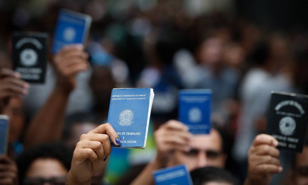 Bolsonaro será 1º presidente desde o Real a deixar salário mínimo valendo menos