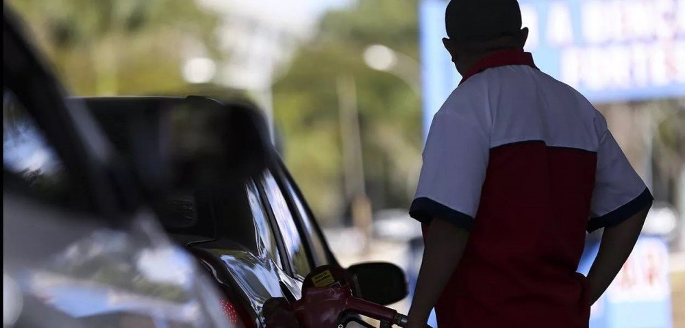 Bolsonaro finge não ter responsabilidade pelo preço da gasolina, diz Bernardo Mello Franco