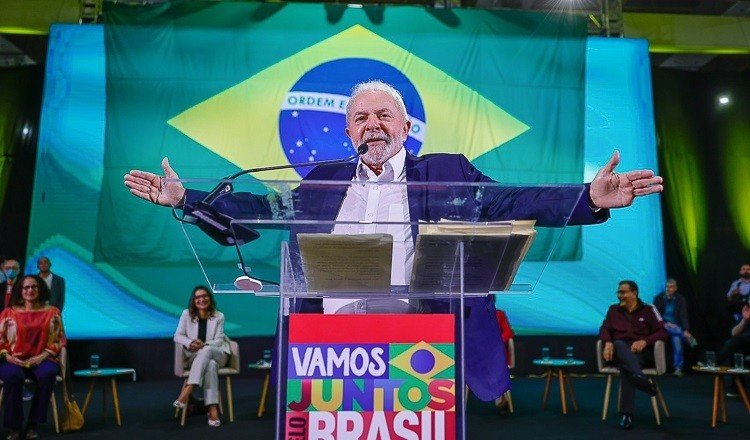 Lula vai propor fim de escolas militarizadas e “resgate” de Paulo Freire