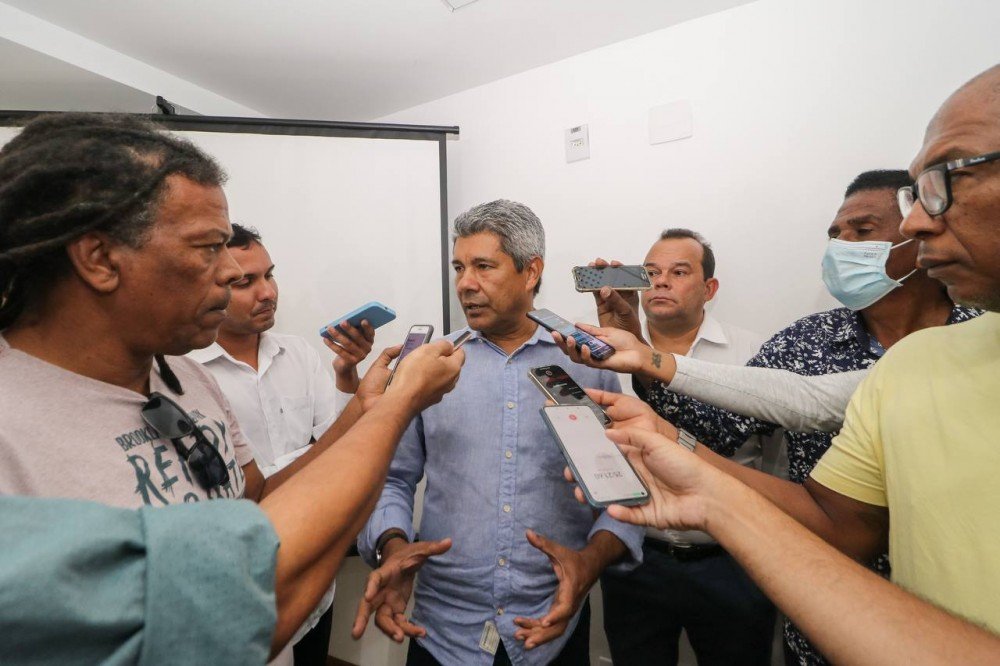 ‘Política não se faz de cima do muro’, condena Jerônimo em Feira de Santana