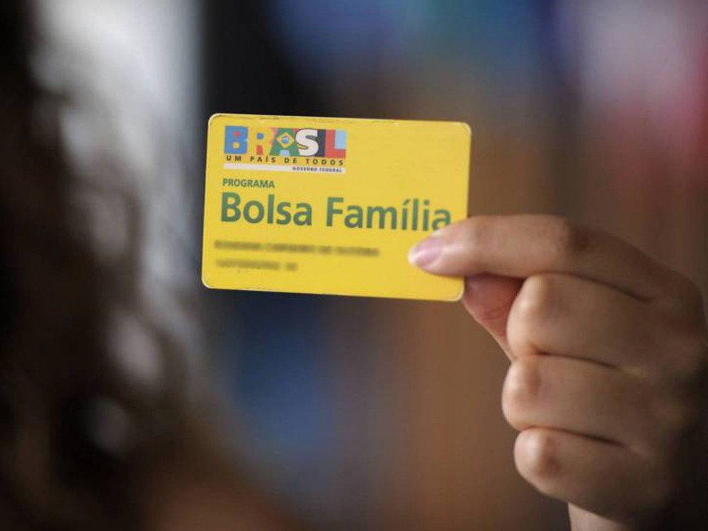 Deputados pedem ao TCU para barrar troca de cartões do Bolsa Família pelos do Auxílio Brasil