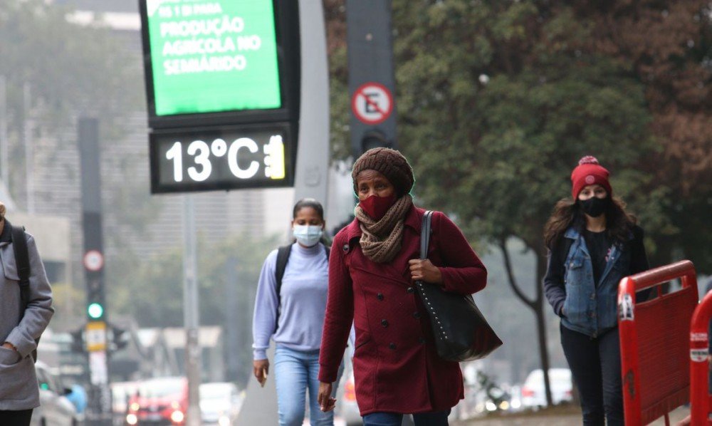 Domingo ainda registra temperaturas baixas, mas frio perde força
