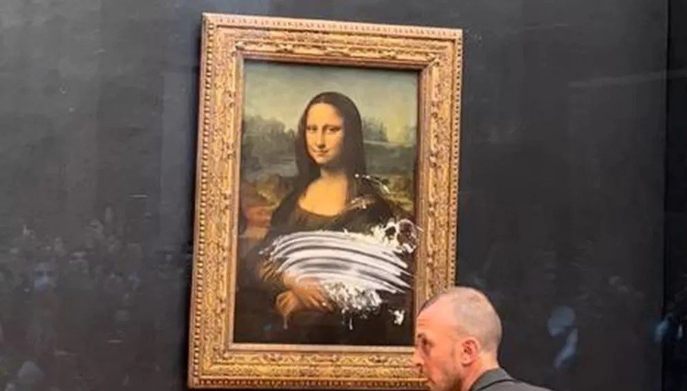 Homem disfarçado de senhora joga uma torta em quadro da Monalisa no Louvre
