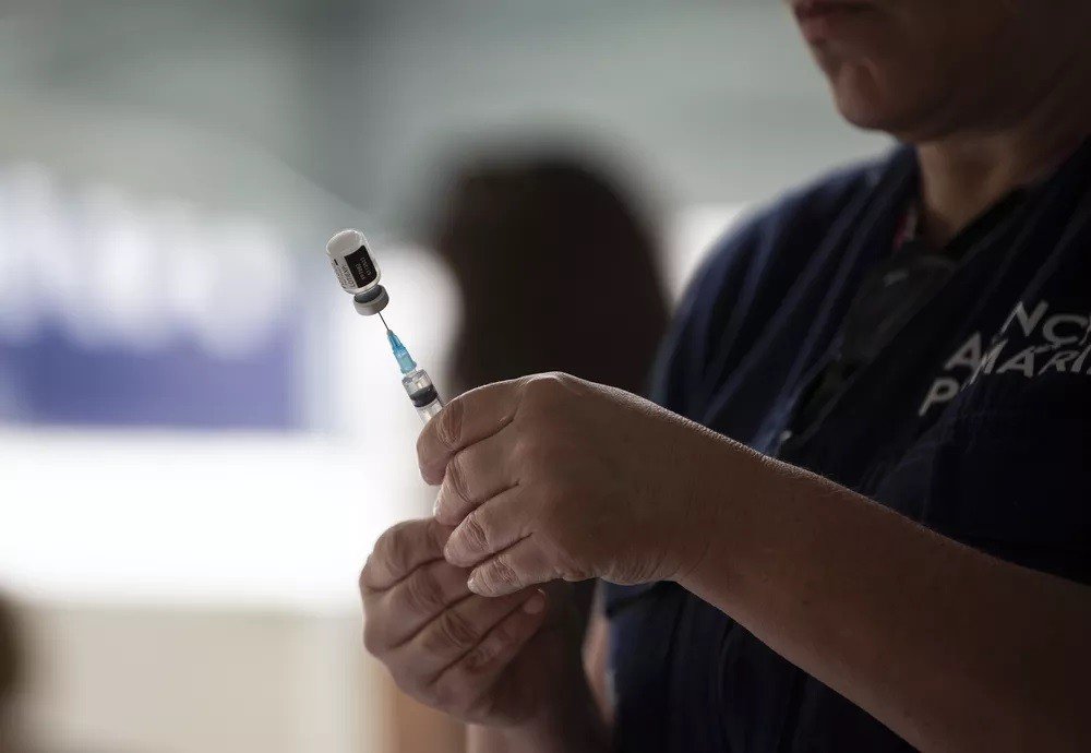 Covid-19: vacina da AstraZeneca chega às clínicas particulares nesta terça-feira