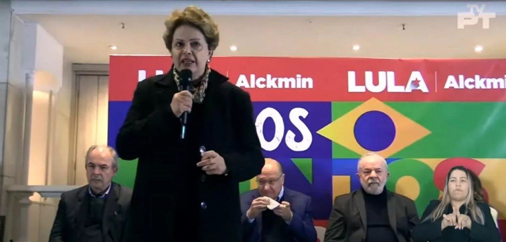 'Único jeito do país chegar à riqueza é gastando muito dinheiro em Educação', defende Dilma