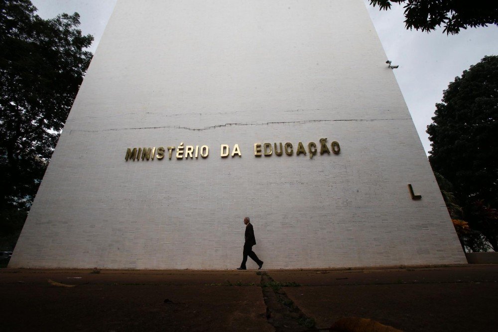MEC retira R$ 220 milhões das universidades federais