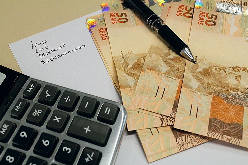 77% das famílias estão endividadas; mais de 28% estão inadimplentes