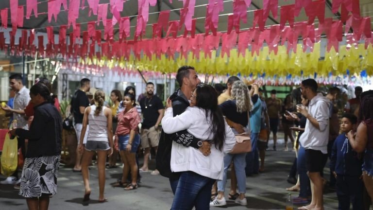 Vila de Santo Antônio D’lagoinha anima o público com comidas típicas, licor e arrasta-pé