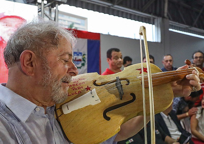 Lula dispara e abre 17 pontos de vantagem sobre Bolsonaro no 2º turno, diz PoderData