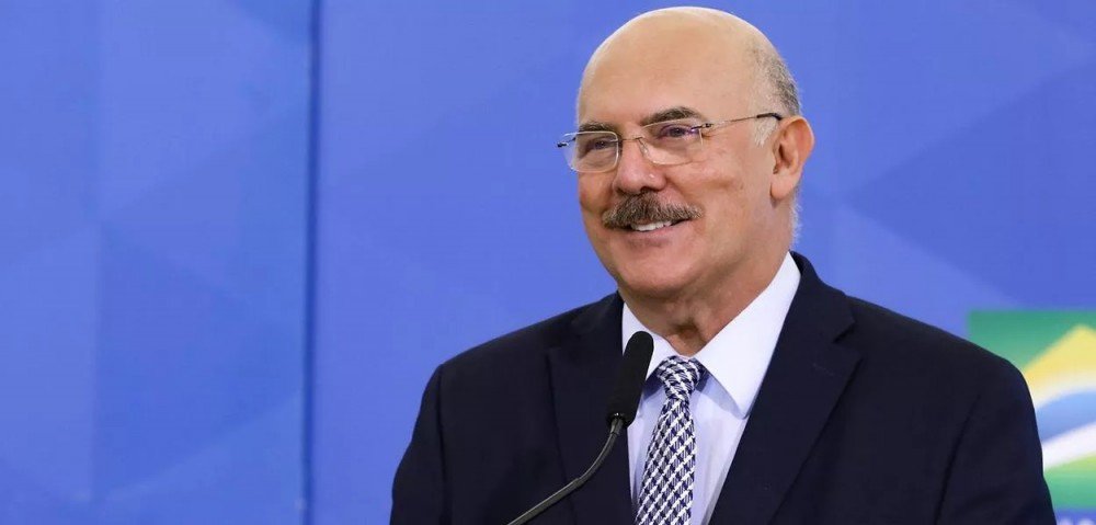 Em ligação à mulher, Milton Ribeiro disse estar sendo 