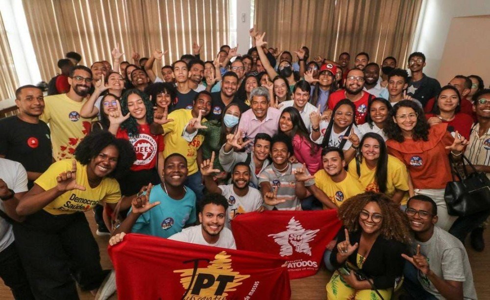 Em Feira de Santana, Jerônimo se reúne com juventude e garante fortalecimento de programas de assistência estudantil