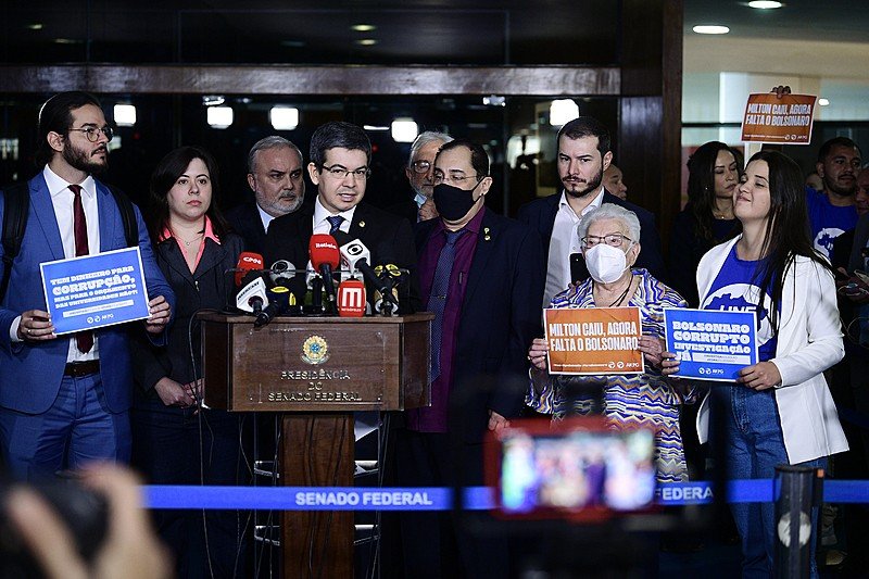 Parlamentares protocolam pedido de CPI do MEC no Senado com 31 assinaturas