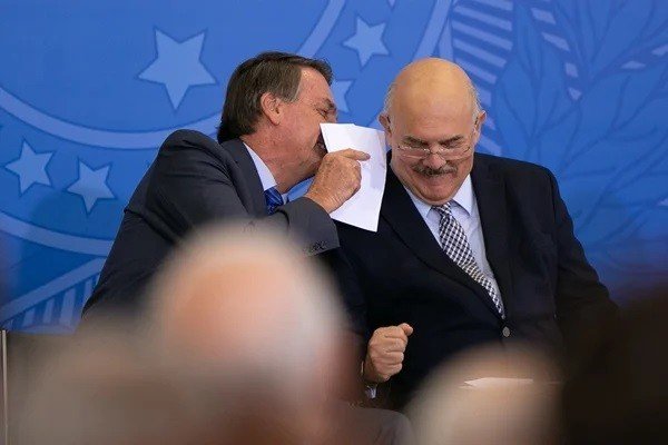 Interferência na PF no caso Milton Ribeiro pode levar Bolsonaro a responder por crimes comuns e de responsabilidade