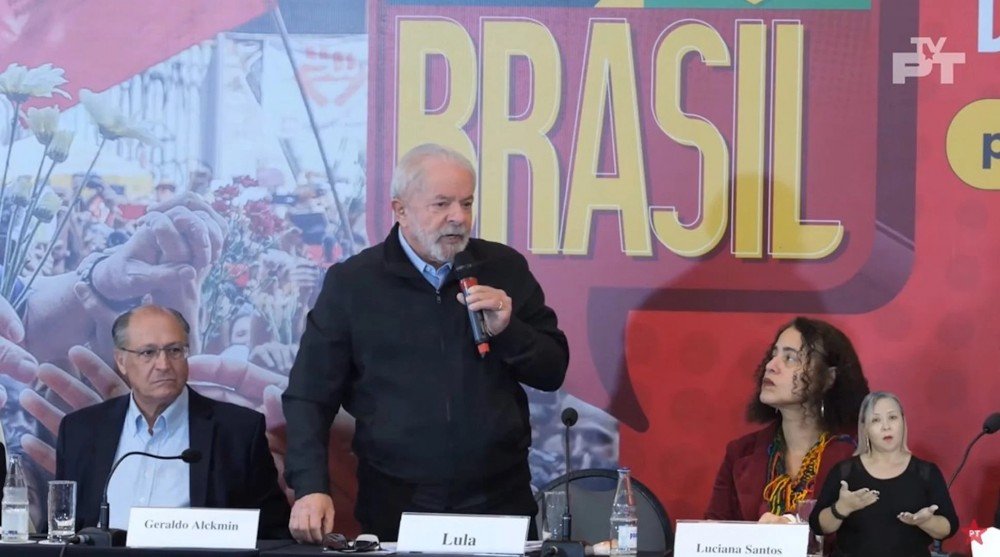 Bolsonaro pergunta 'o que falta para sermos felizes' e público responde: 'Lula voltar' (vídeo)