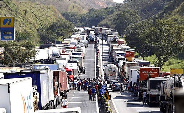 Rompidos com Bolsonaro, caminhoneiros sofrem com alta do diesel e falsas promessas