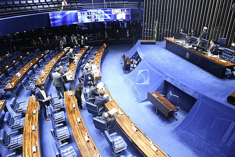 Senado aprova PEC do estado de emergência, que aumenta Auxílio Brasil e cria vale-caminhoneiro a três meses da eleição