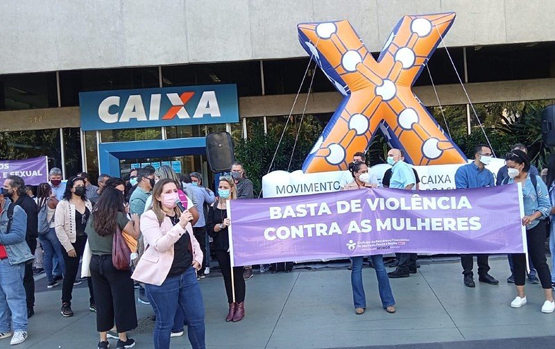 Bancários protestam contra Pedro Guimarães e por justiça às vítimas de assédio na Caixa