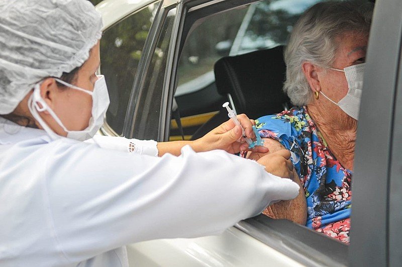 Média de casos de covid-19 no Brasil se aproxima dos piores patamares registrados em 2021