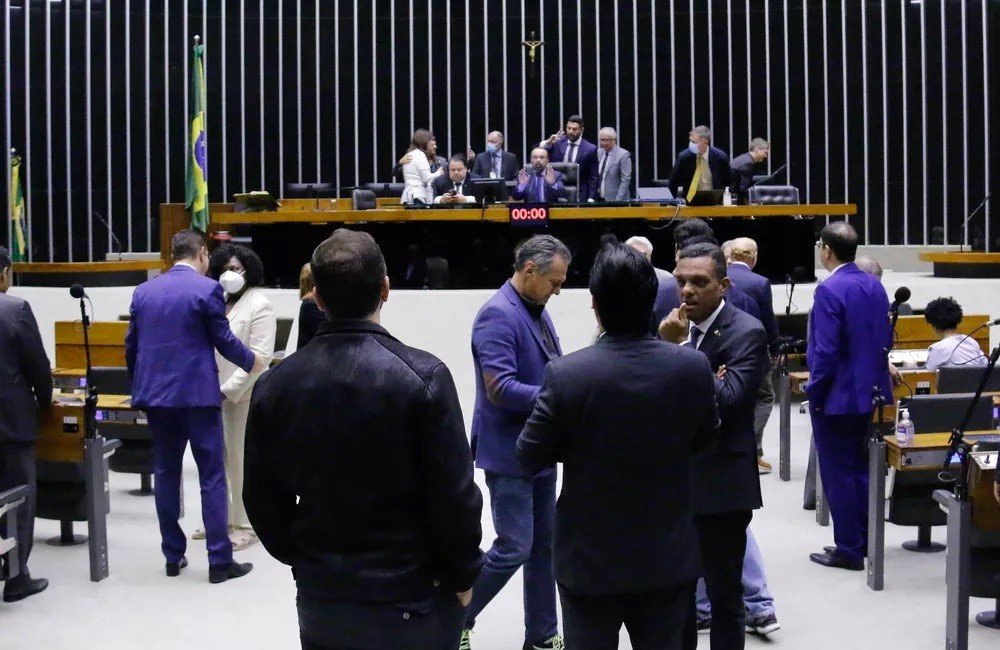 Por baixa presença de deputados, Arthur Lira adia votação da PEC Kamikaze para terça-feira