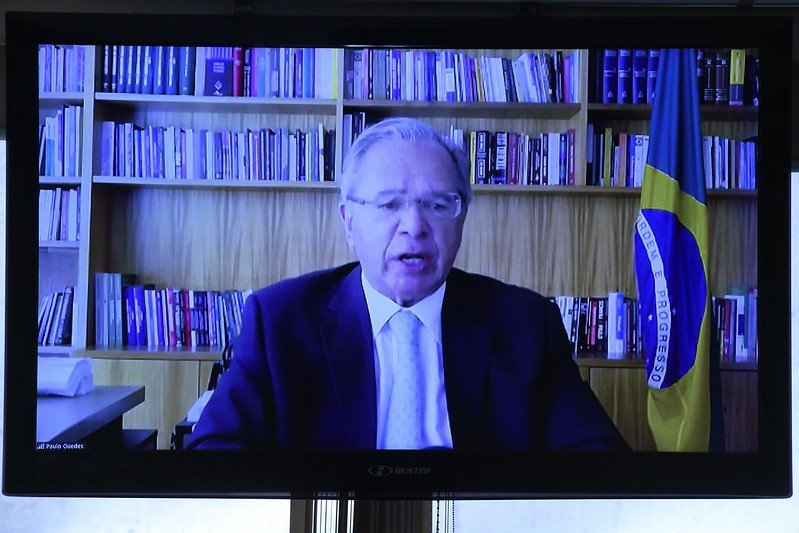 Sem convencer sobre refinarias e preços, Guedes prega privatização