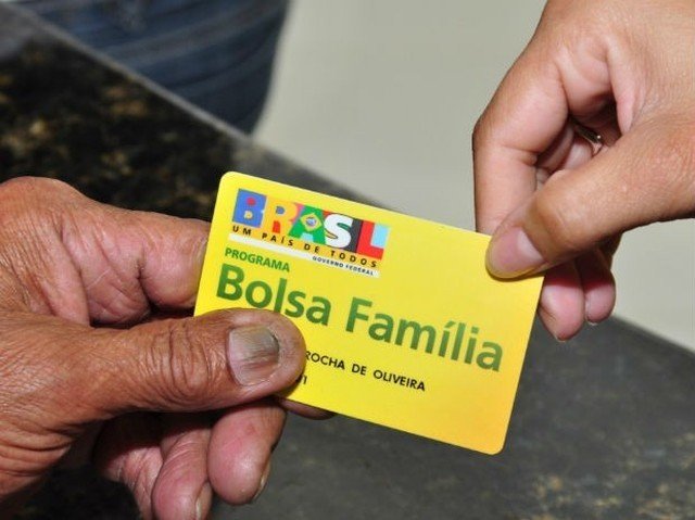 Mais de 326 mil domicílios deixaram de receber Bolsa Família em 2017, aponta IBGE