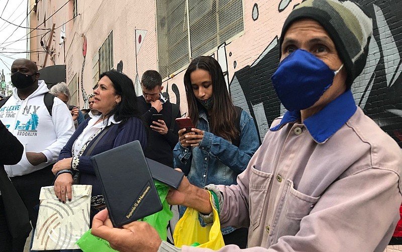 Busca por emprego leva diferentes gerações a enfrentar 11 horas em fila por vagas