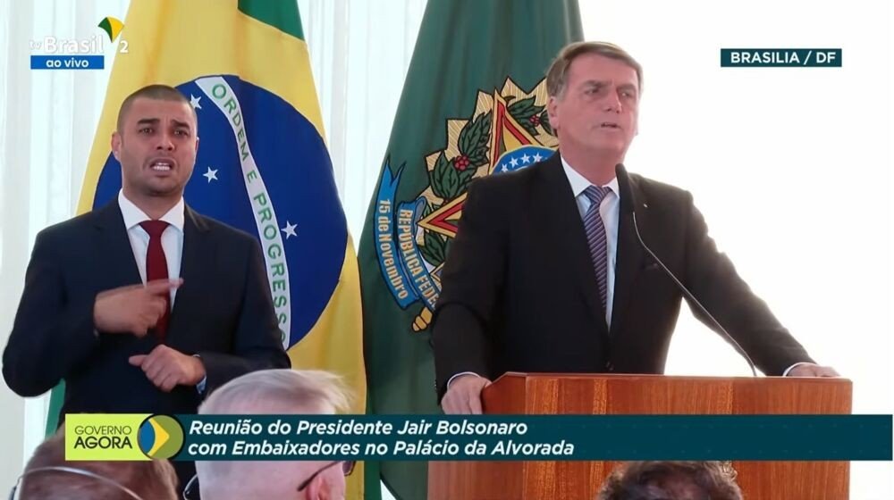 Bolsonaro volta a atacar as urnas em encontro com embaixadores