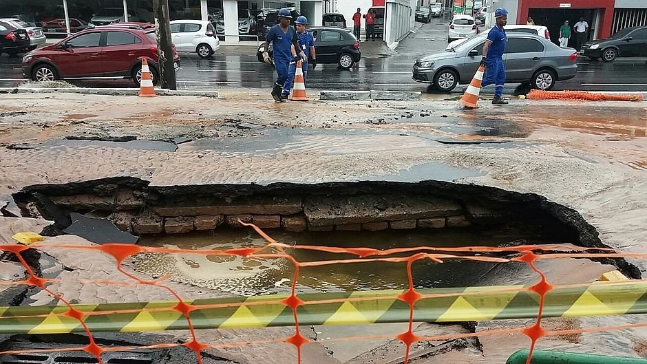 Sete bairros ficarão sem água após vazamento em adutora no Dique