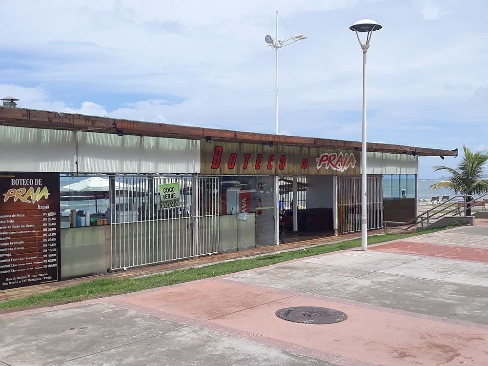 Cliente se nega pagar 10% e é espancado por garçom ao sair de bar em Itapuã