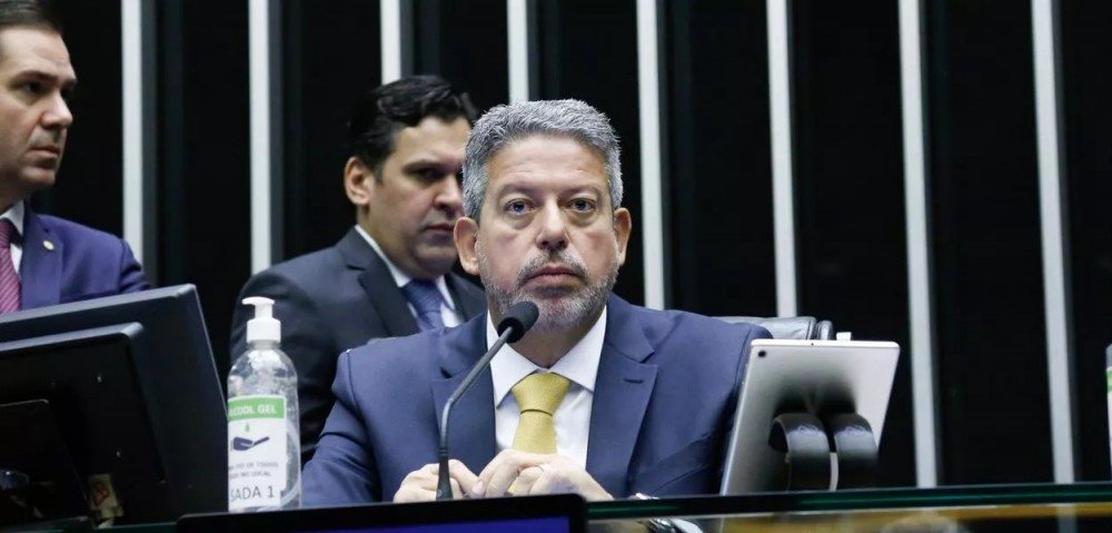 Com nove dias de atraso, Arthur Lira defende as urnas eletrônicas