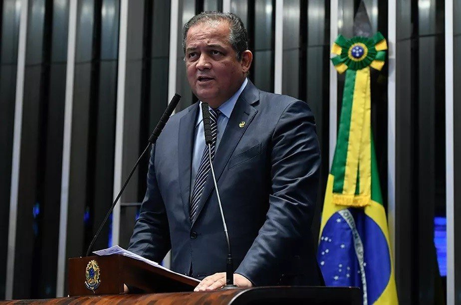 Mensagens indicam que líder do governo pediu dinheiro a empresário e ofereceu ajuda no Inmetro, aponta relatório da PF